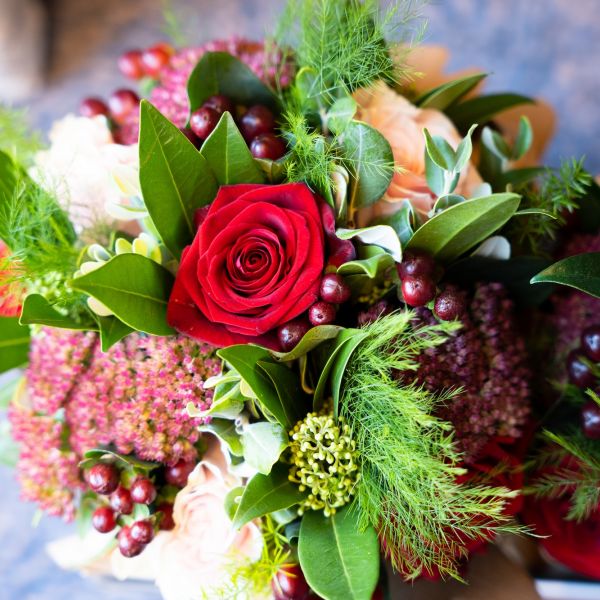 Hannah and Simon at The Merchant Adventurer's Hall - flowers 2